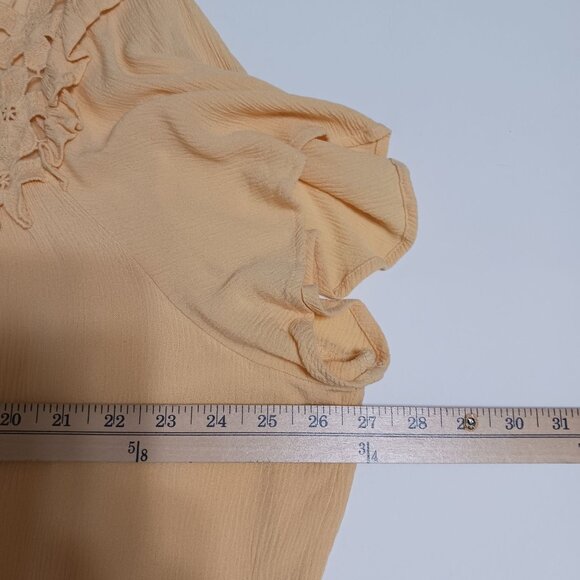 Torrid Crinkle Gauze Daisy Crochet Trim Top Size 4X Yellow Floral Flutter Sleeve - Picture 15 of 16